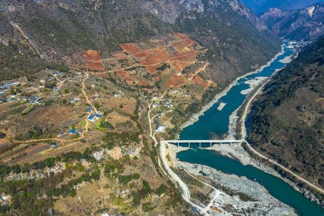 结束了四川凉山彝族自治州冕宁县里庄镇全阁村不通车的历史