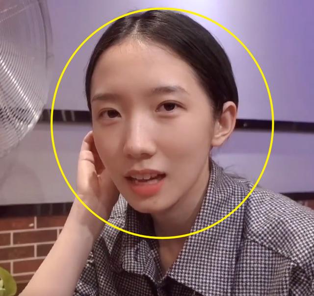 孟美岐素颜照公开皮肤水灵灵不像22岁上妆后颜值我没眼花吧