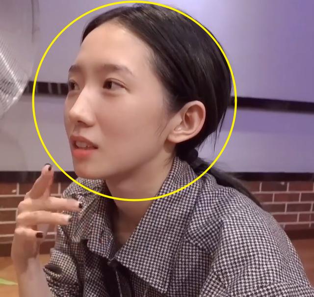 孟美岐素颜照公开皮肤水灵灵不像22岁上妆后颜值我没眼花吧