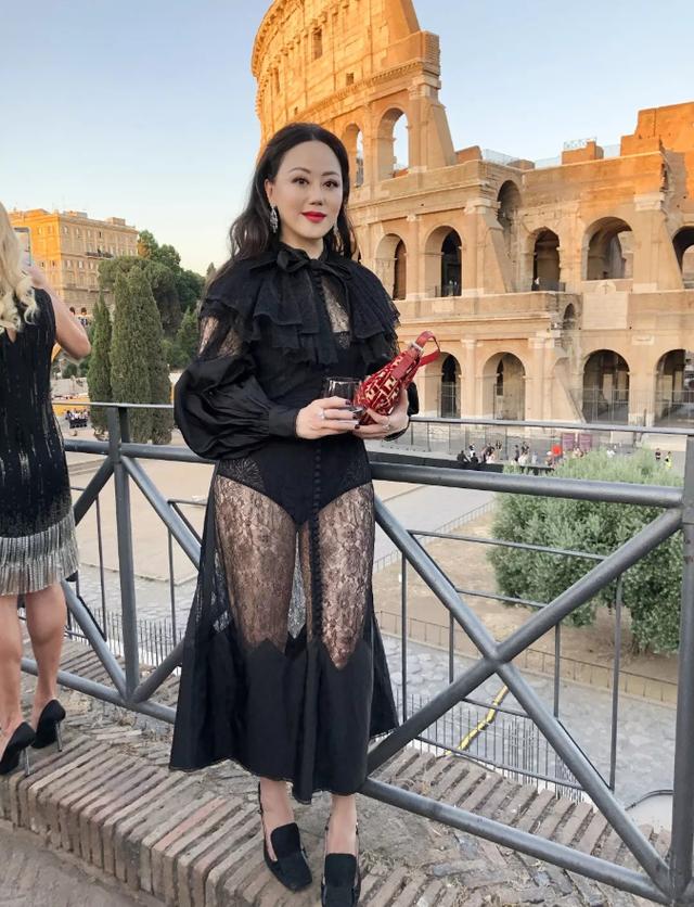 章小蕙在国外这么敢穿一袭蕾丝裙显出尤物身材哪像大婶的年纪