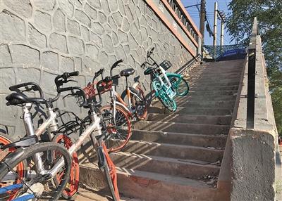 共享单车随意停放在阶梯。资料图片/新京报记者 吴宁 摄