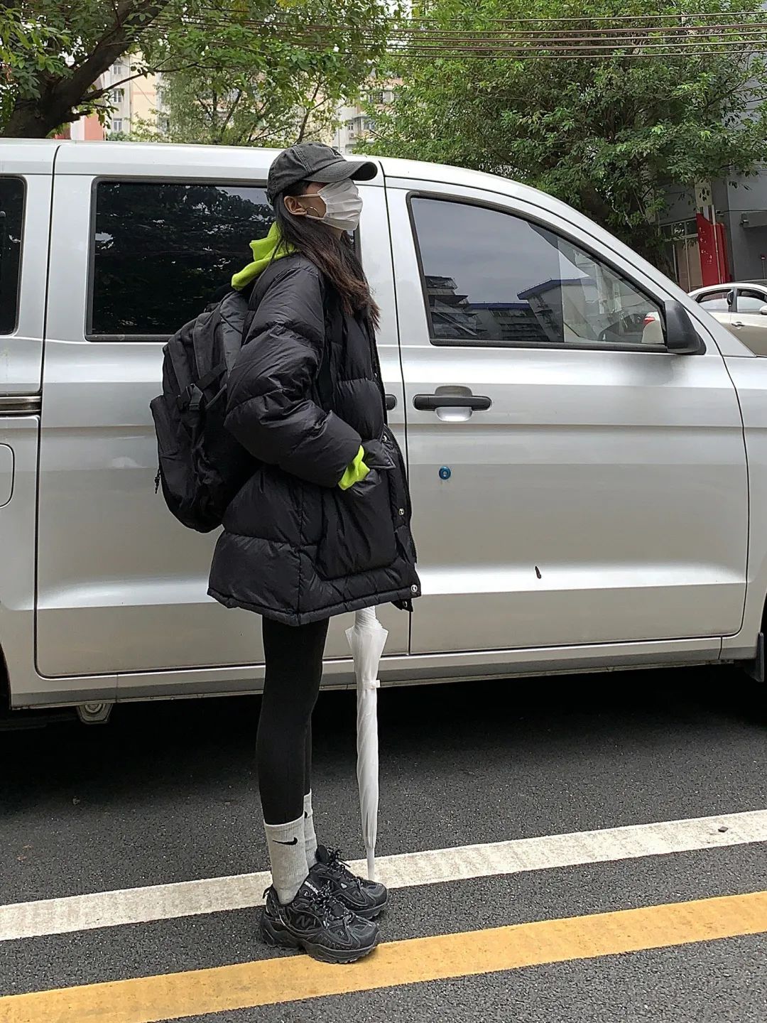 可以试试鲨鱼裤和运动鞋搭配哦偏暖地区的姐妹如果嫌马丁靴太闷热今年
