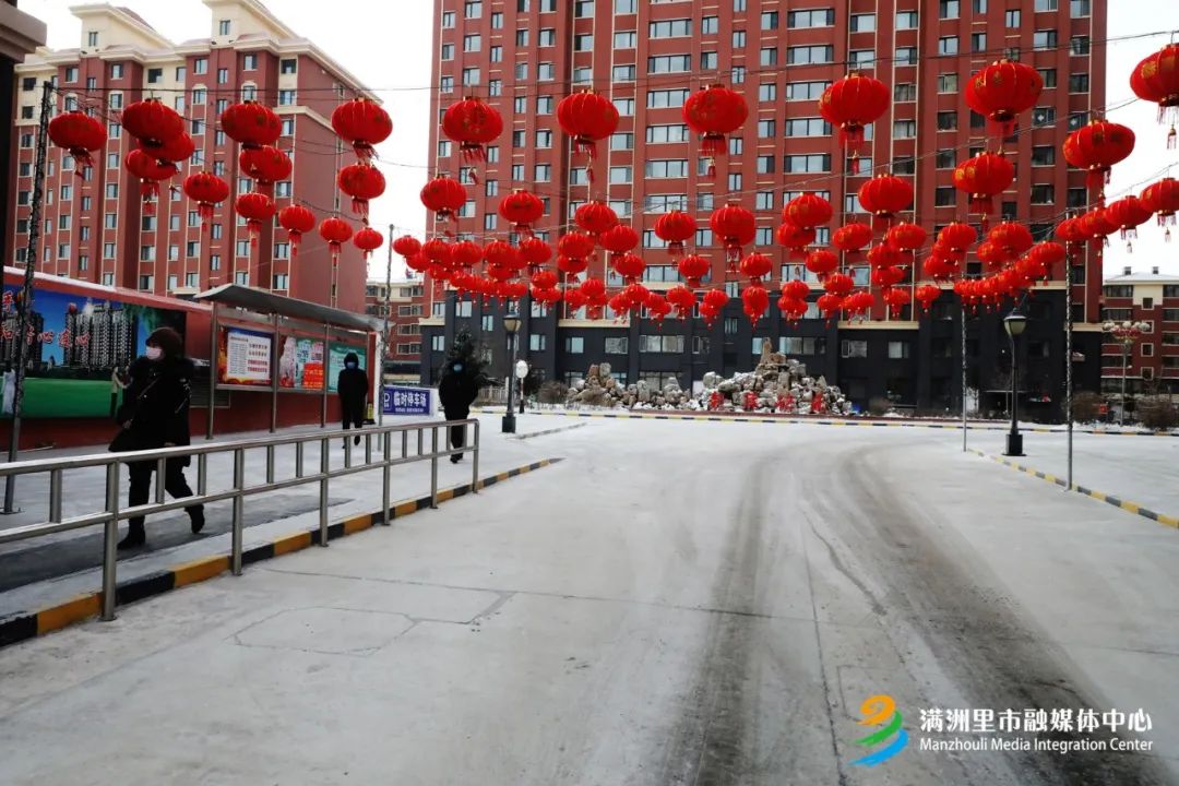 小区内一串串大红灯笼联排挂起,气氛喜庆