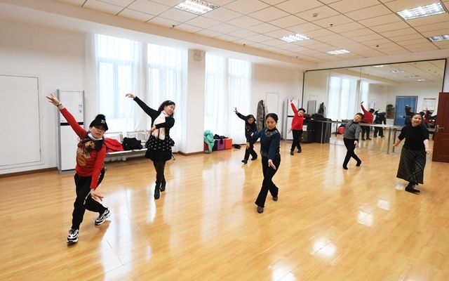 ▲1月21日，几名老人在重庆市渝北区仙桃街道空港佳园社区养老服务站练习舞蹈。新华社
