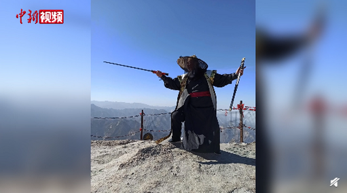 "华山论剑"!两退休大叔扮剑客圆武侠梦,网友点赞:老男孩