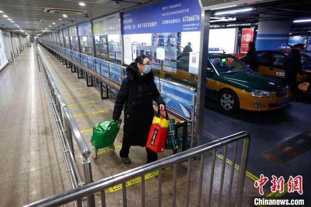 春节期间，北京交通部门开展疫情防控执法检查，防止疫情通过交通工具传播和扩散。 富田 摄