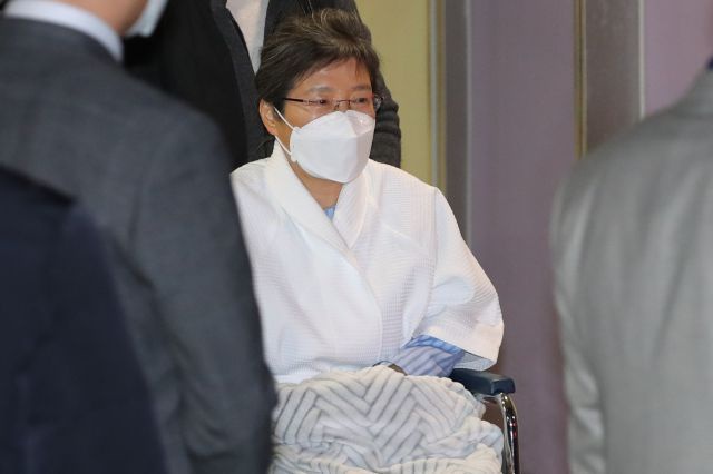 朴槿惠出院坐轮椅重回监狱，韩媒称其在隔离期间自学外语