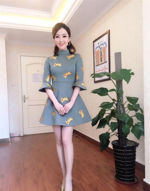 主持人余声在婚礼上献唱穿红色束腰长裙小蛮腰好吸睛