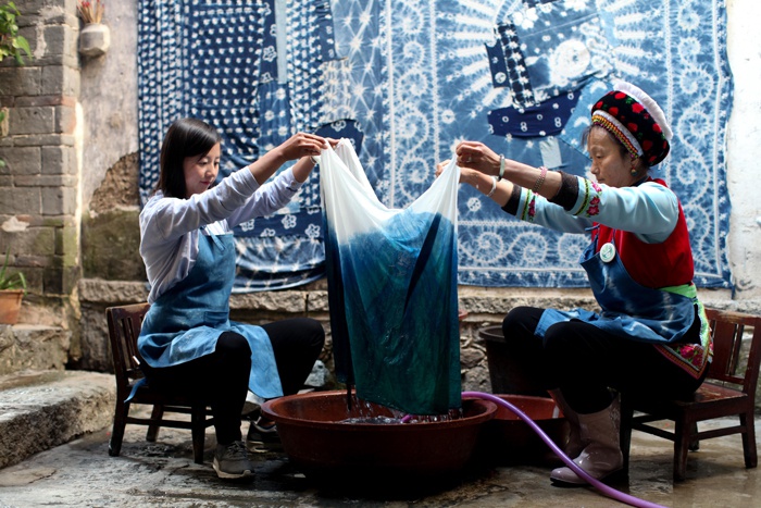 扎染:蓝天白云在布面上起舞