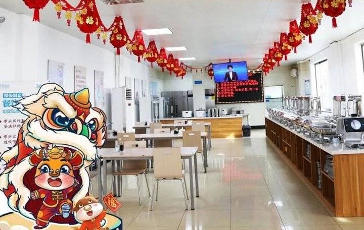济南移动将员工食堂装饰一新,营造浓重的节日气氛,广大员工在工作之余