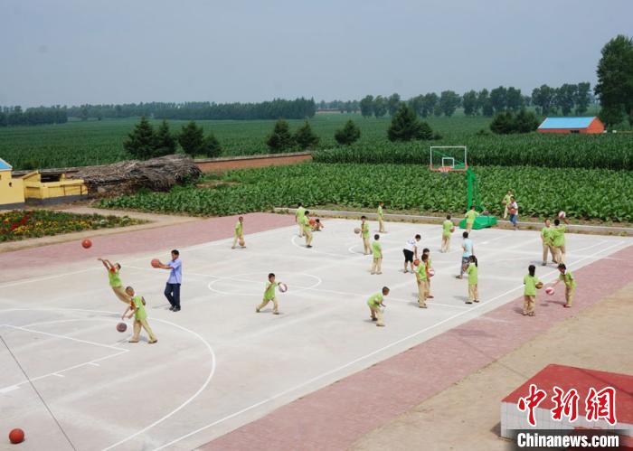 农安县某村小新修建的篮球场 农安县教育局供图