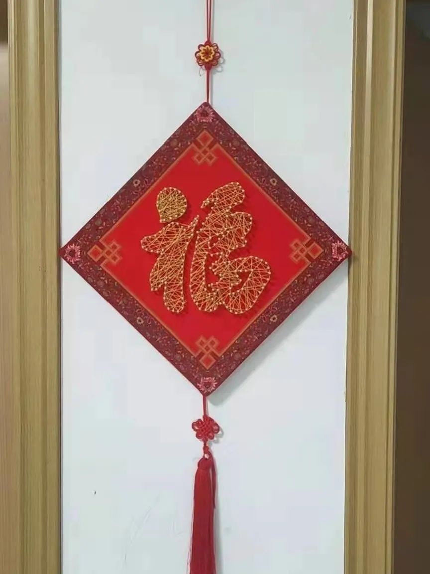 活动共有弦丝画,花灯,如意结,福桶花,钥匙扣,福字绣球等六项新春装饰