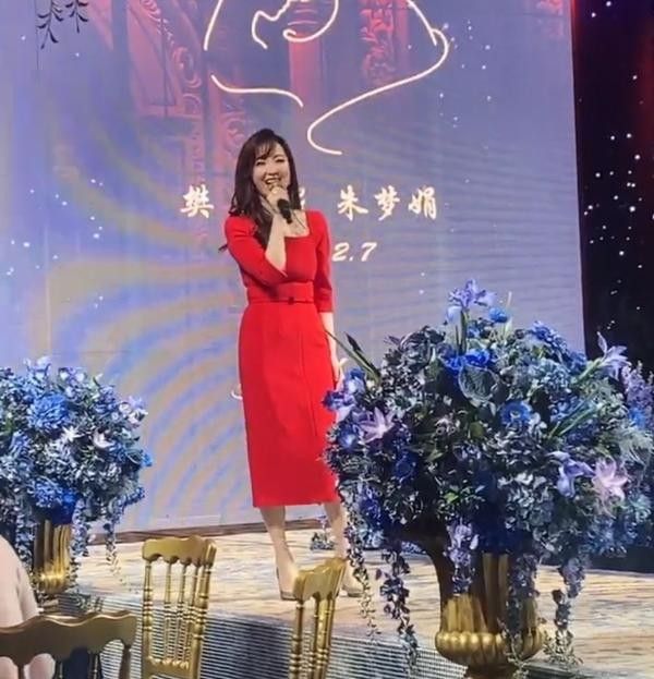 主持人余声在婚礼上献唱穿红色束腰长裙小蛮腰好吸睛