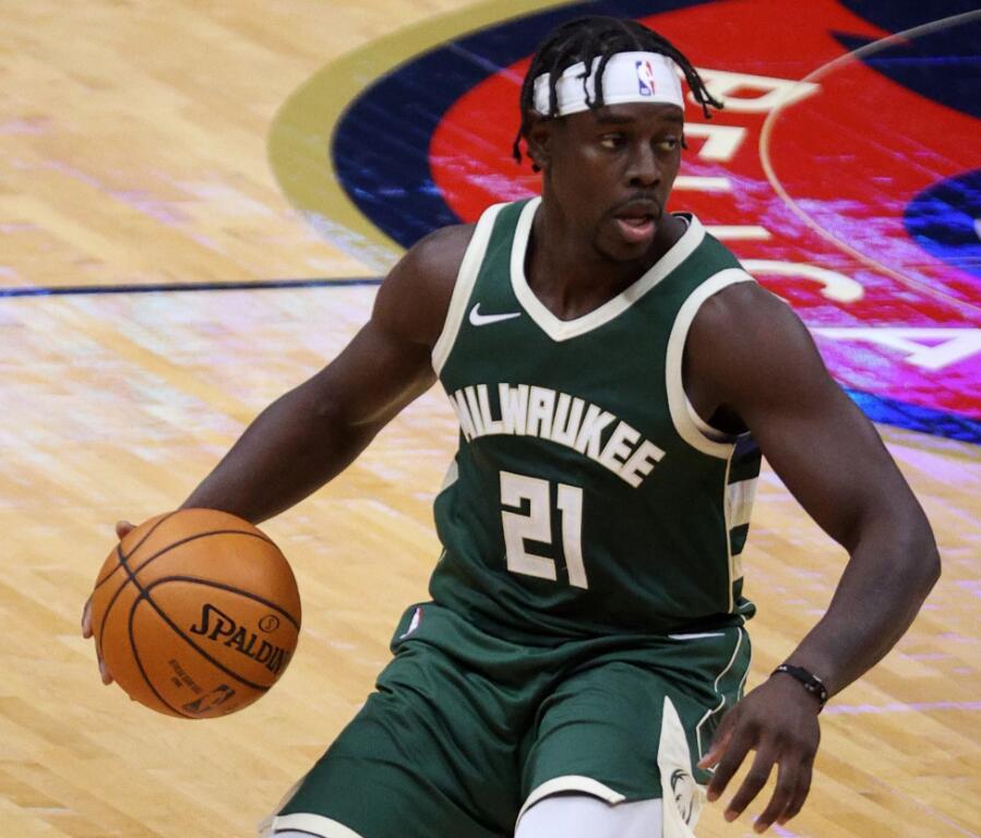 今天雄鹿对阵掘金,朱-霍勒迪因为防疫规定缺席本场比赛.