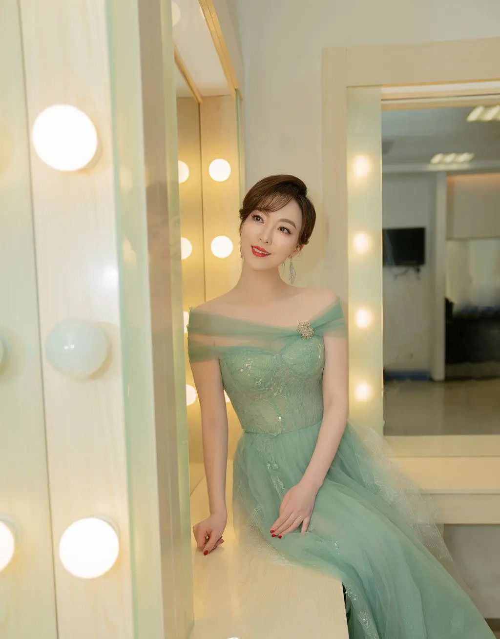 主持人余声在婚礼上献唱穿红色束腰长裙小蛮腰好吸睛