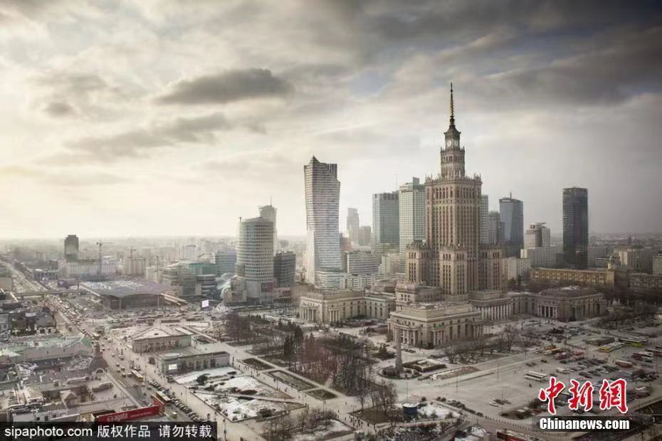 资料图：俯瞰波兰华沙城市风光美轮美奂宛如油画。图片来源：Sipaphoto