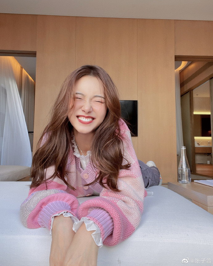 张子萱发开心六连拍穿粉色毛衣表情搞怪可爱