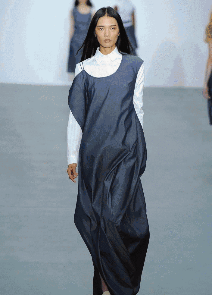 “不破不立”的解构主义风格，让服装拥有艺术气质_新浪新闻