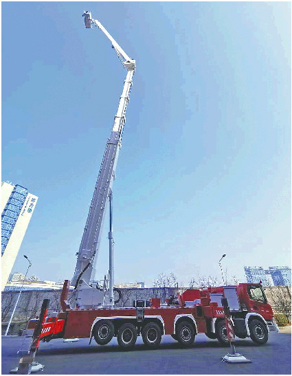 3月4日,"新战友入列,山东消防两辆101米登高平台消防车投入执勤"的