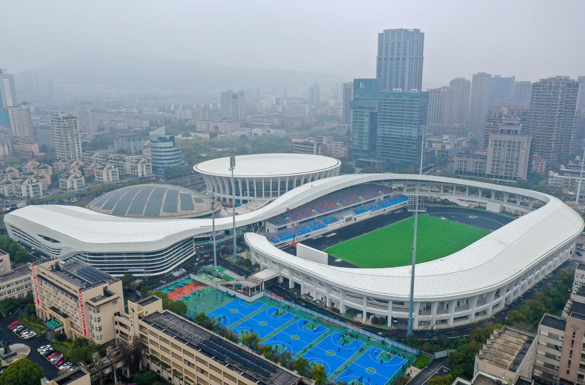 该项目在原余杭区体育中心基础上改建而成,用丝带造型串联起体育馆