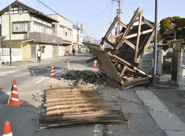 日本福岛一处建筑在地震中损毁（共同社）
