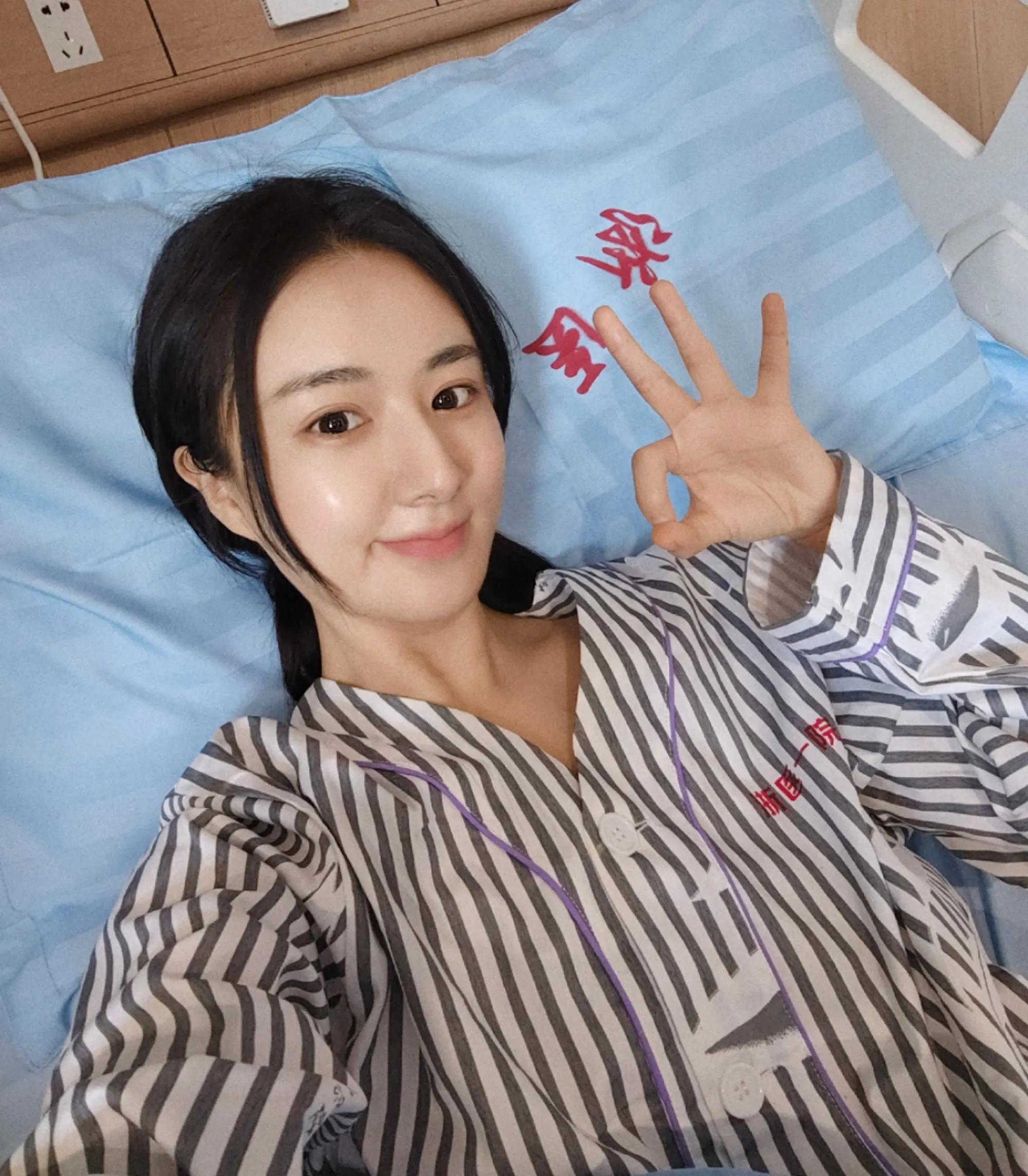 薇娅膝盖做缝合手术躺病床上自拍颜值能打透露直播暂时搁置