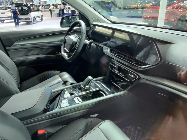 内饰方面与新宝骏rc-6(配置|询价)采用相似的设计风格,相比rc-6, rs-7