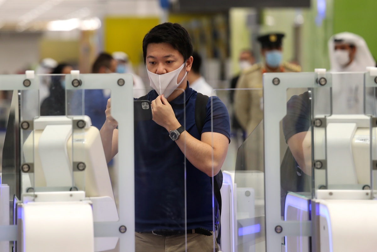 迪拜,迪拜机场推出了一种全新的使用人脸和虹膜识别技术的快速通关