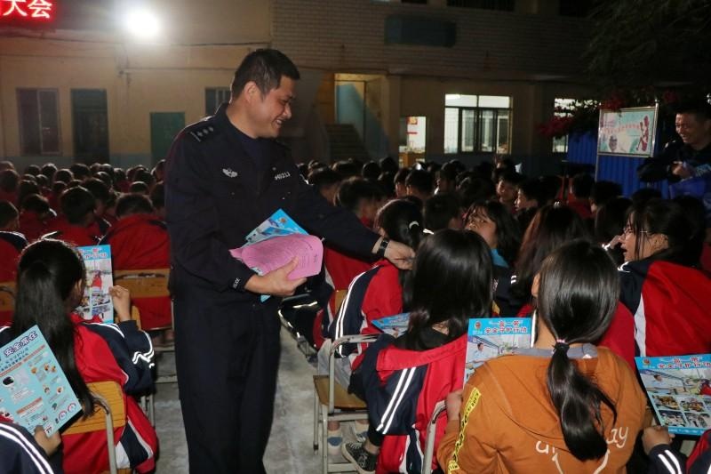 3月8日晚,岑溪市公安局交警大队,糯垌派出所,糯垌镇武装部为糯垌镇第