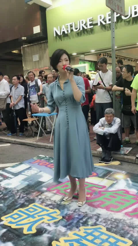 网友晒龙婷在街头卖唱曾经的冠军也上过春晚如今混的惨淡