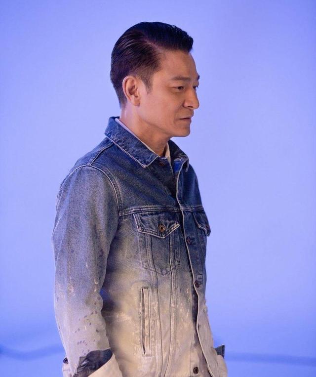 吴孟达葬礼上刘德华穿休闲外套戴棒球帽显俏皮吊裆裤到膝盖处