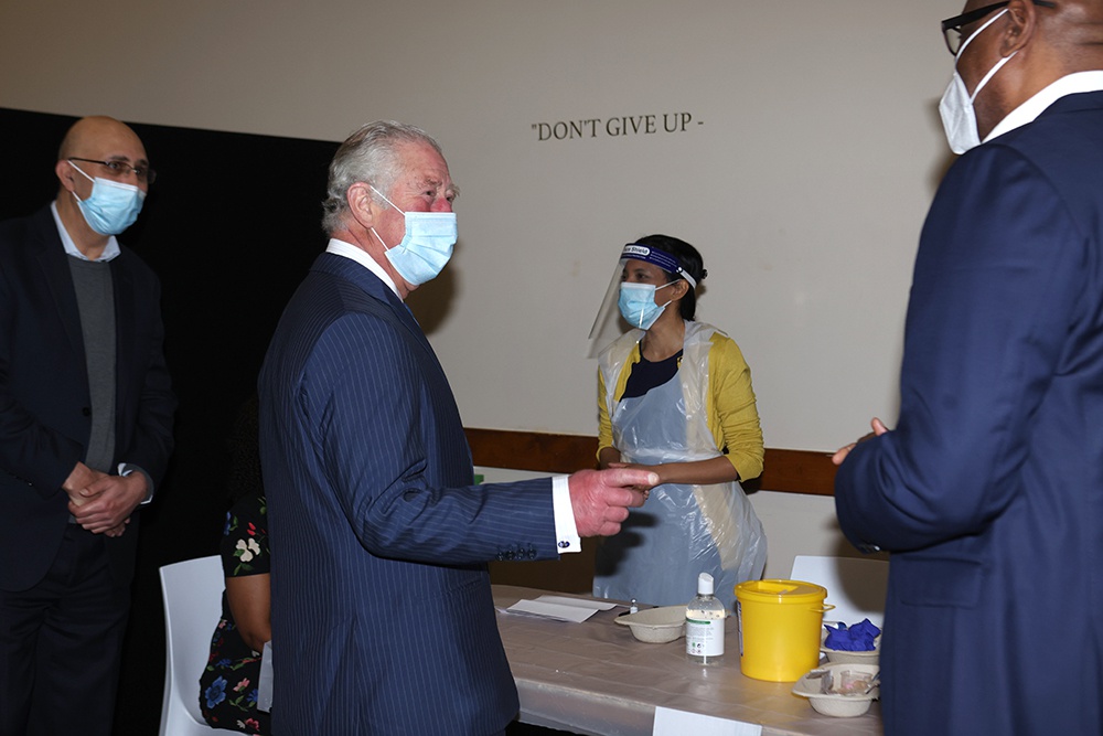 当地时间2021年3月9日，英国伦敦，查尔斯王子访问国民保健新冠疫苗临时诊所。