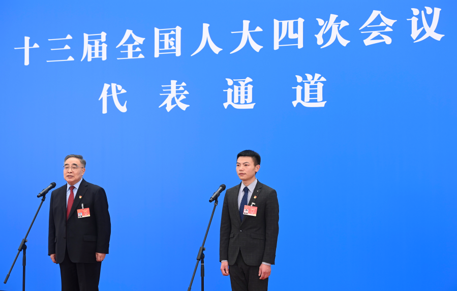 图为全国人大代表邹彬（右）通过网络视频方式接受采访。新华社记者金良快摄