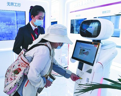 2020年中国国际服务贸易交易会上展出的智能银行机器人，它可以通过人脸识别技术，为客户提供金融服务。新华社 图