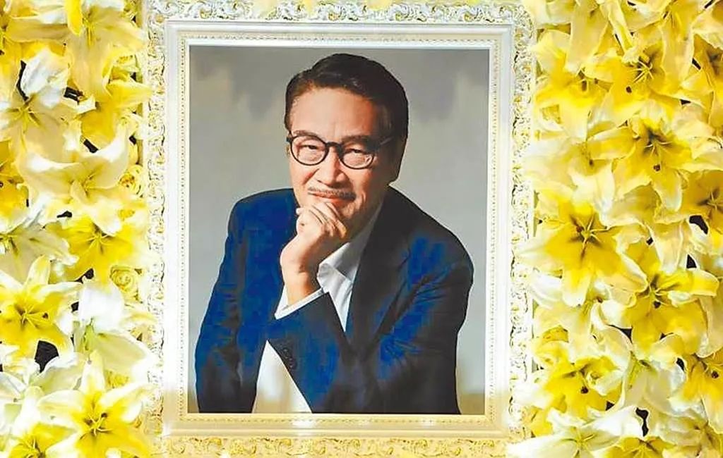 吴孟达遗像吴孟达8日出殡,小儿子吴韦仑双手捧父亲遗照,神情感伤地搭