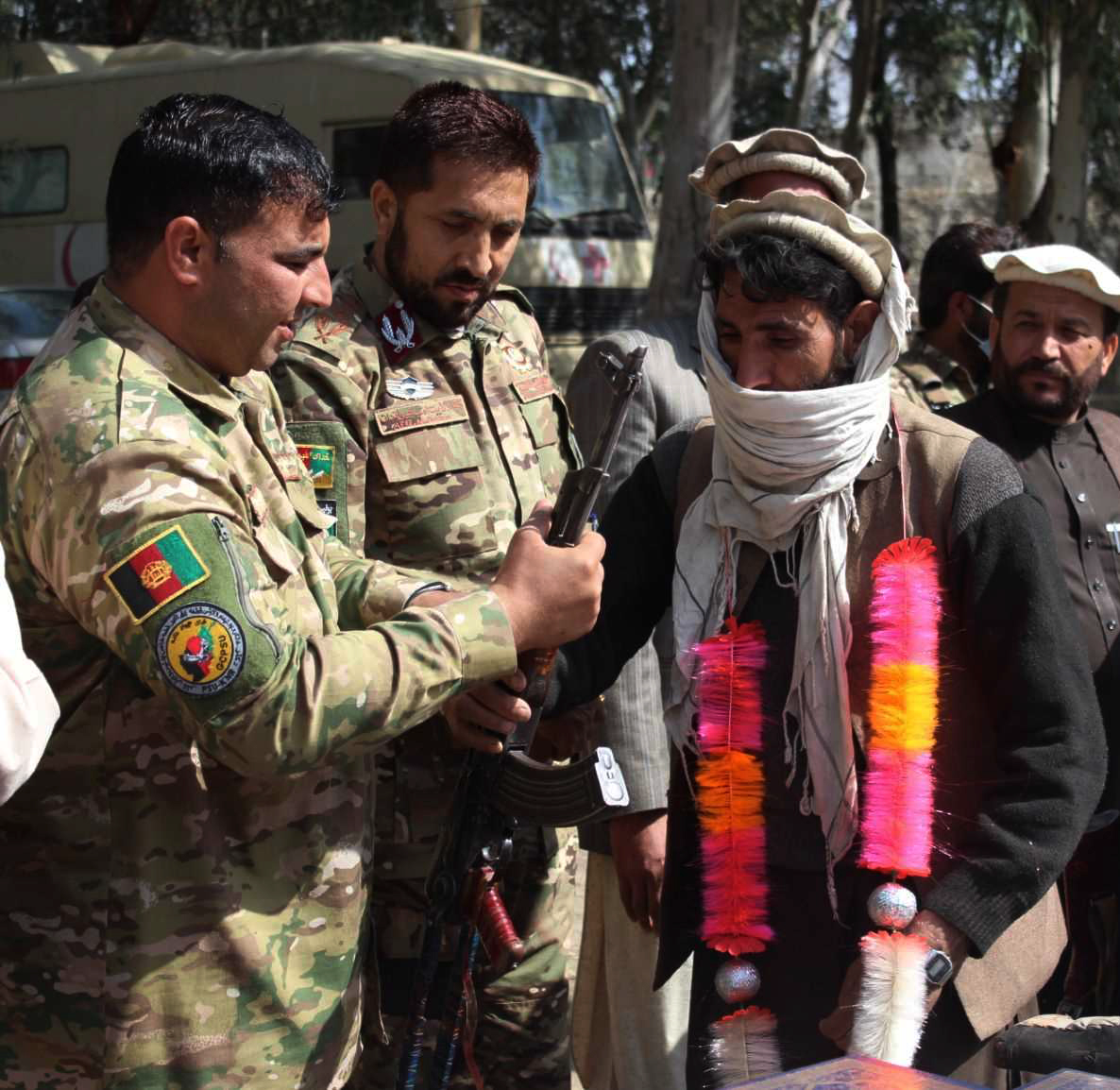 阿富汗:25名武装分子投降|新华社|阿富汗_新浪新闻