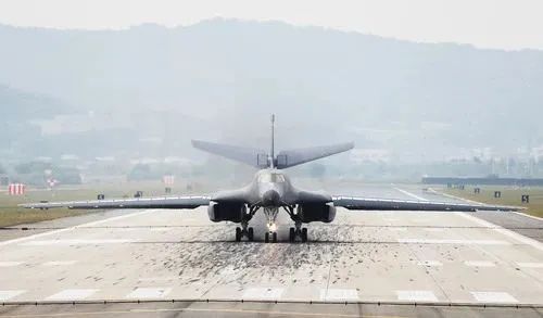 2016年9月21日，一架美军B-1B轰炸机在韩国乌山空军基地着陆。新华社/路透