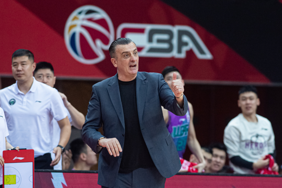 最后败在对手的大杀器之下|布鲁克斯|山东男篮|罗萨_新浪新闻