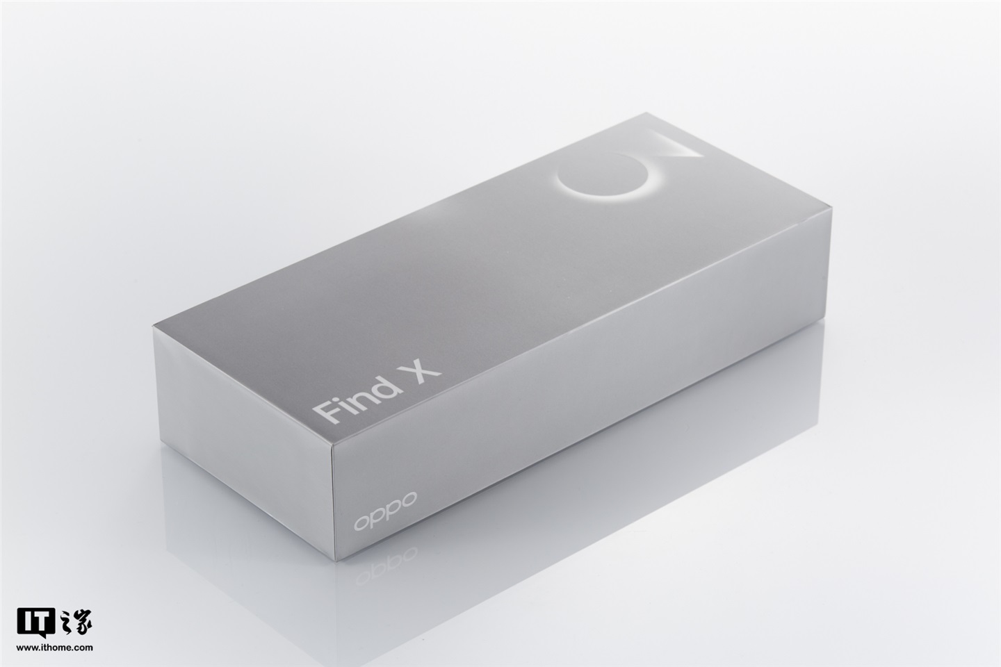 oppo find x3包装盒色彩内敛,给人首先带来一种科技和未来的疏离感,却