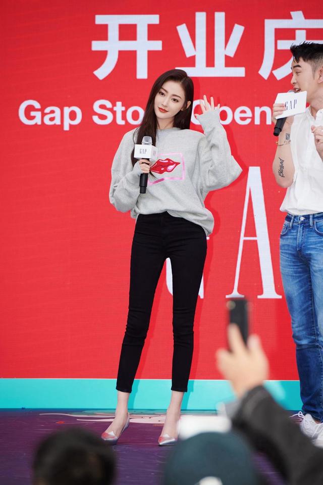 张天爱的曼妙身材火辣,穿短款黑色毛茸茸短袖搭牛仔裤,漂亮大气