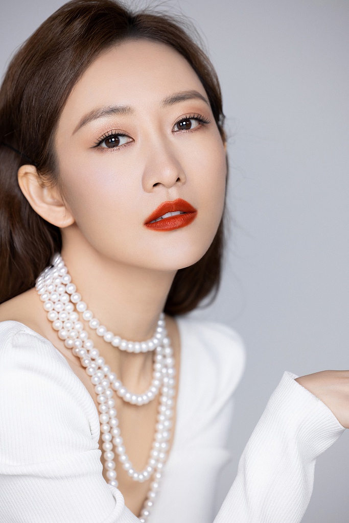 王鸥卷发及腰红唇魅惑迷人 一袭白色礼服高贵优雅