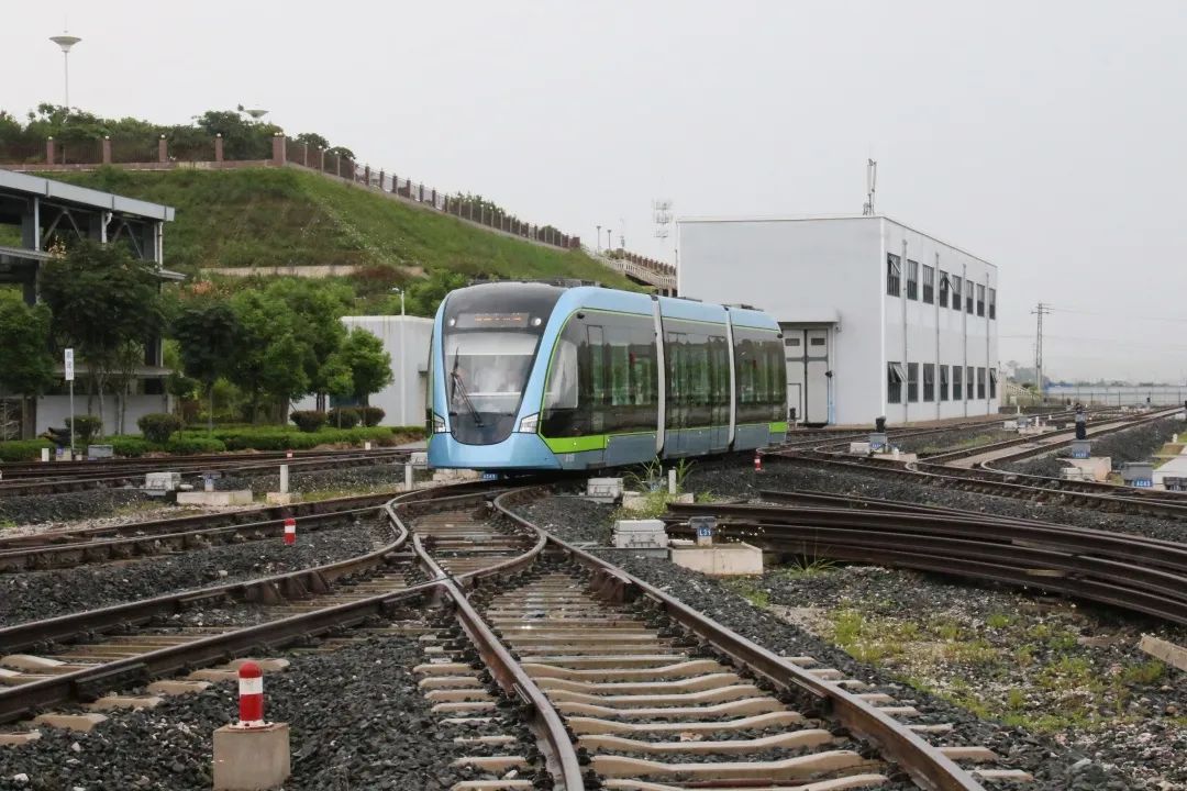 去年10月1日起,红河有轨电车示范段蒙自汽车客运站至红河综保区(蒙自