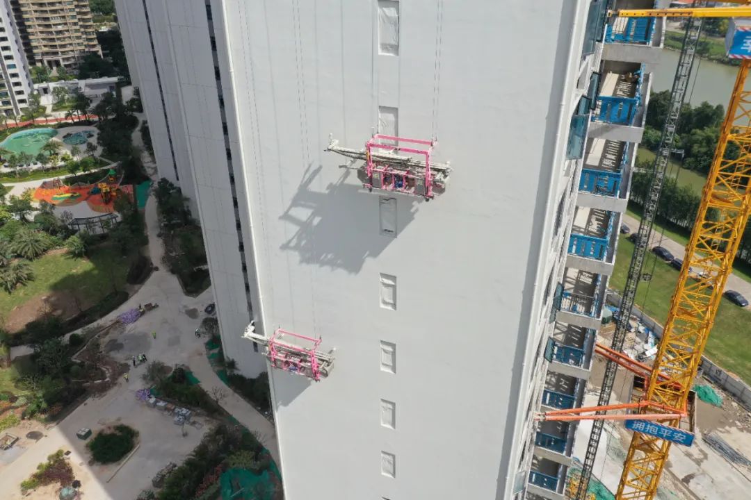 图:外墙喷涂机器人在作业