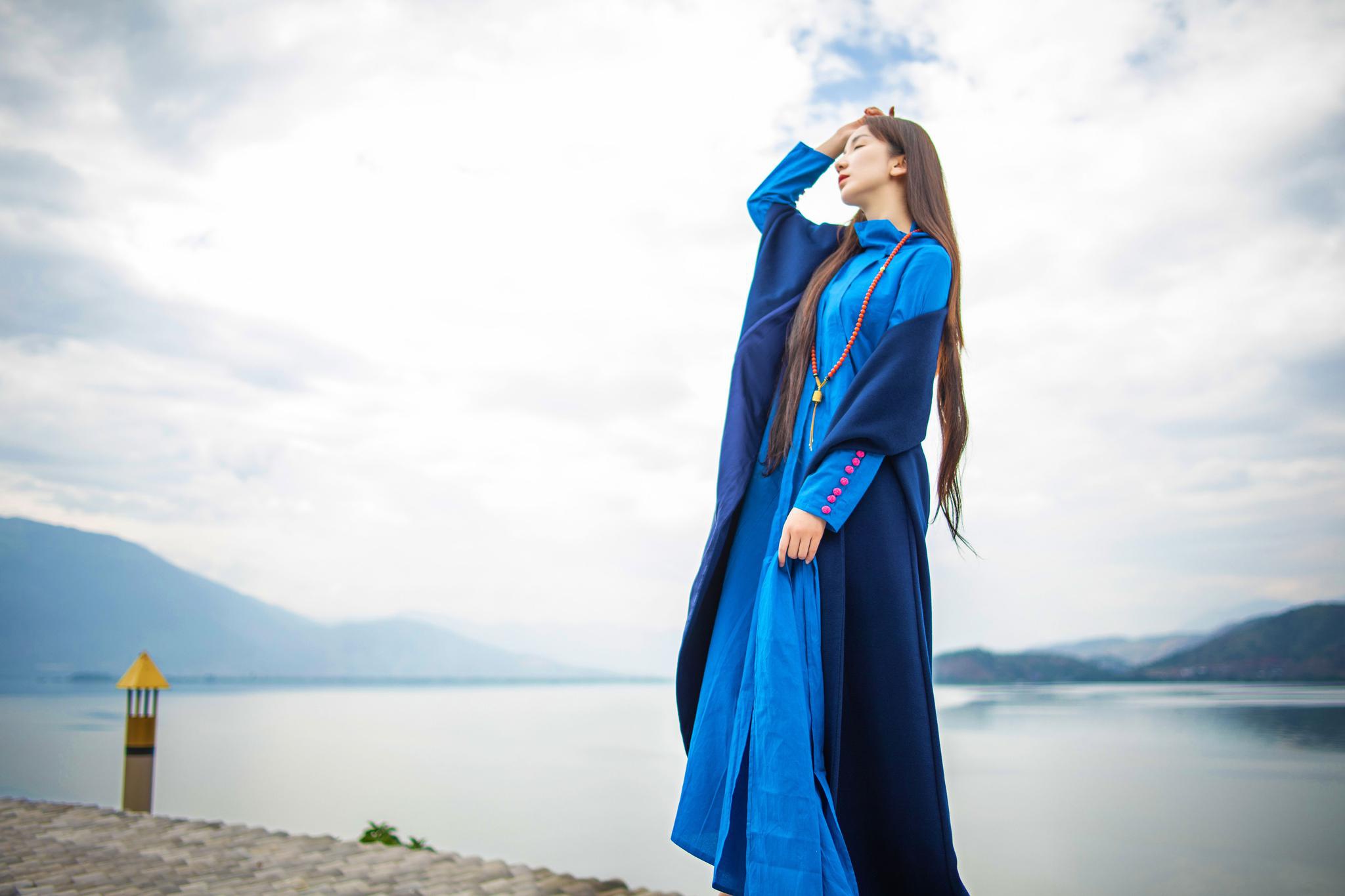 娄艺潇民族风大片曝光以水为邻满满异域风情