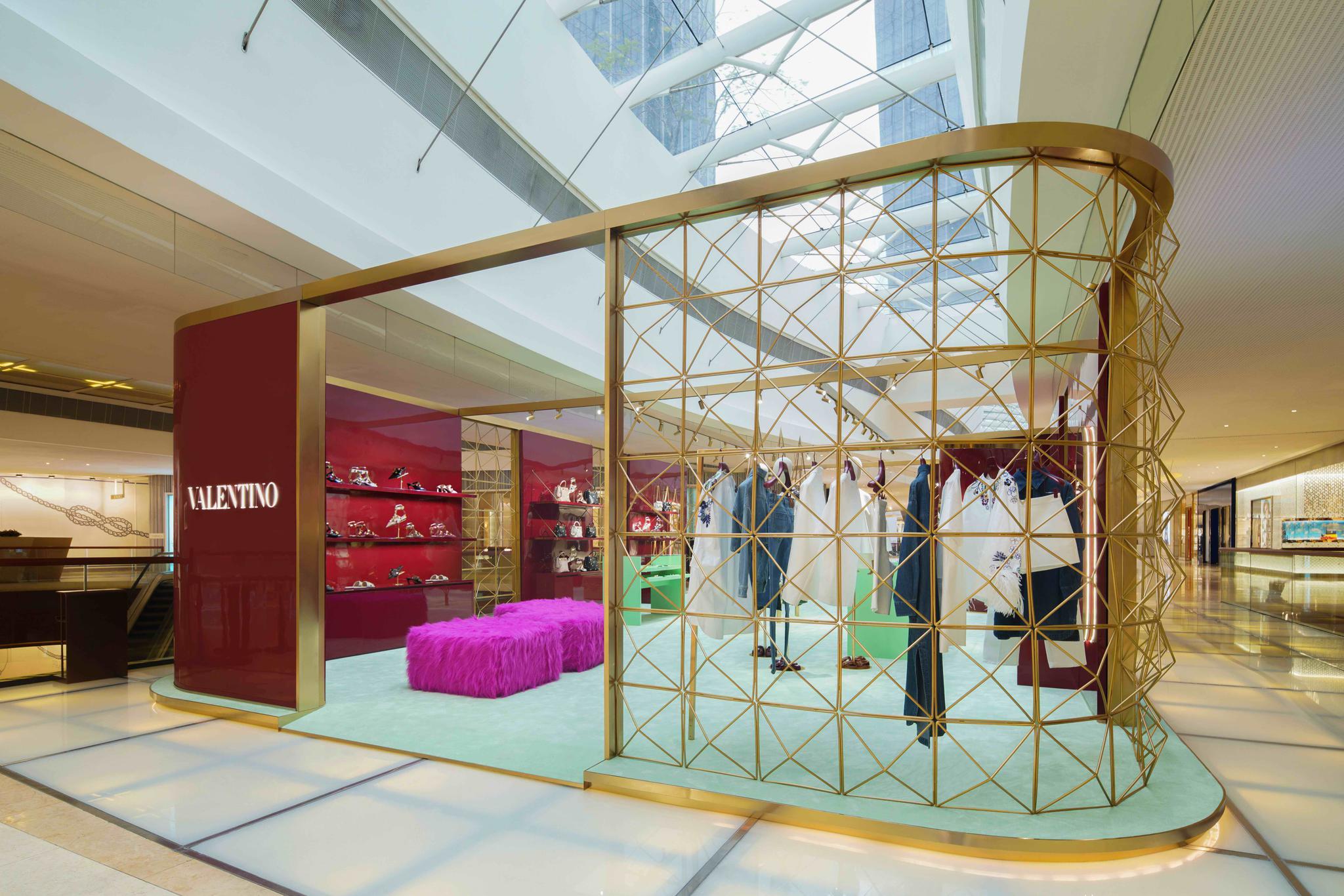 valentino华伦天奴romanstud系列限时概念店登陆广州太古汇
