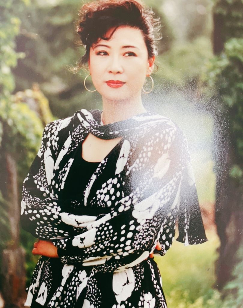 王馥荔容颜不改70多岁还这么漂亮穿花棉袄俗套气质却很优雅