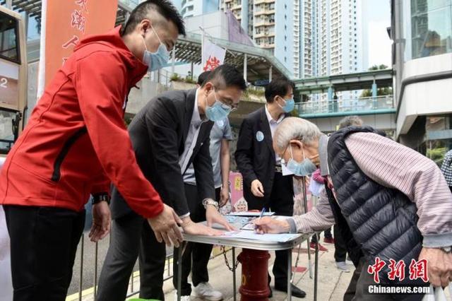 图为市民签名支持。中新社记者 李志华 摄