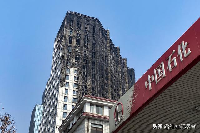 直击失火后的众鑫大厦:两侧外墙"面目全非",空调残骸随处可见|石家庄