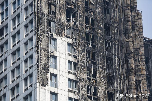 直击失火后的众鑫大厦两侧外墙面目全非空调残骸随处可见