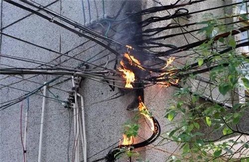 九江街头一高压线起火,火花四溅!视频直击现场